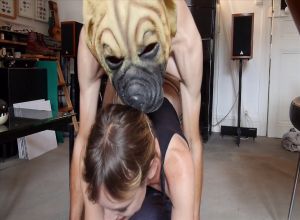 Муж в маске собаки трахает свою жену